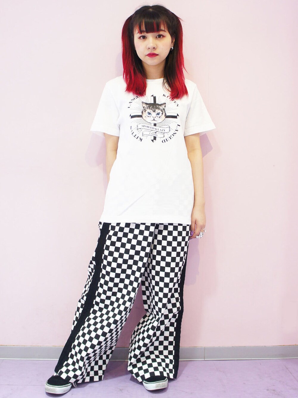 ホワイト系のTシャツ/カットソー、ホワイト系のその他パンツを着用したレディースの春コーディネートの1枚目の写真