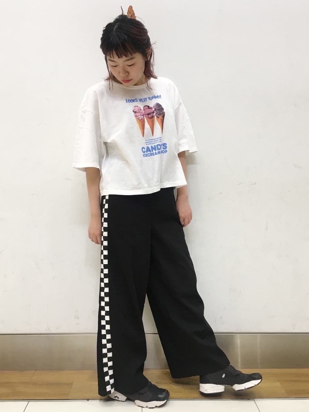 「パンツ、Candy Stripper、ホワイト、Tシャツ、ワイドパンツ、ショート丈トップス、フラッグチェック」｜「Candy StripperのICECREAM DROWN BIG Tシャツ（Tシャツ/カットソー、ホワイト系）」を使った、CandyStripperさん（レディース・155cm）の春コーディネートの1枚目の写真