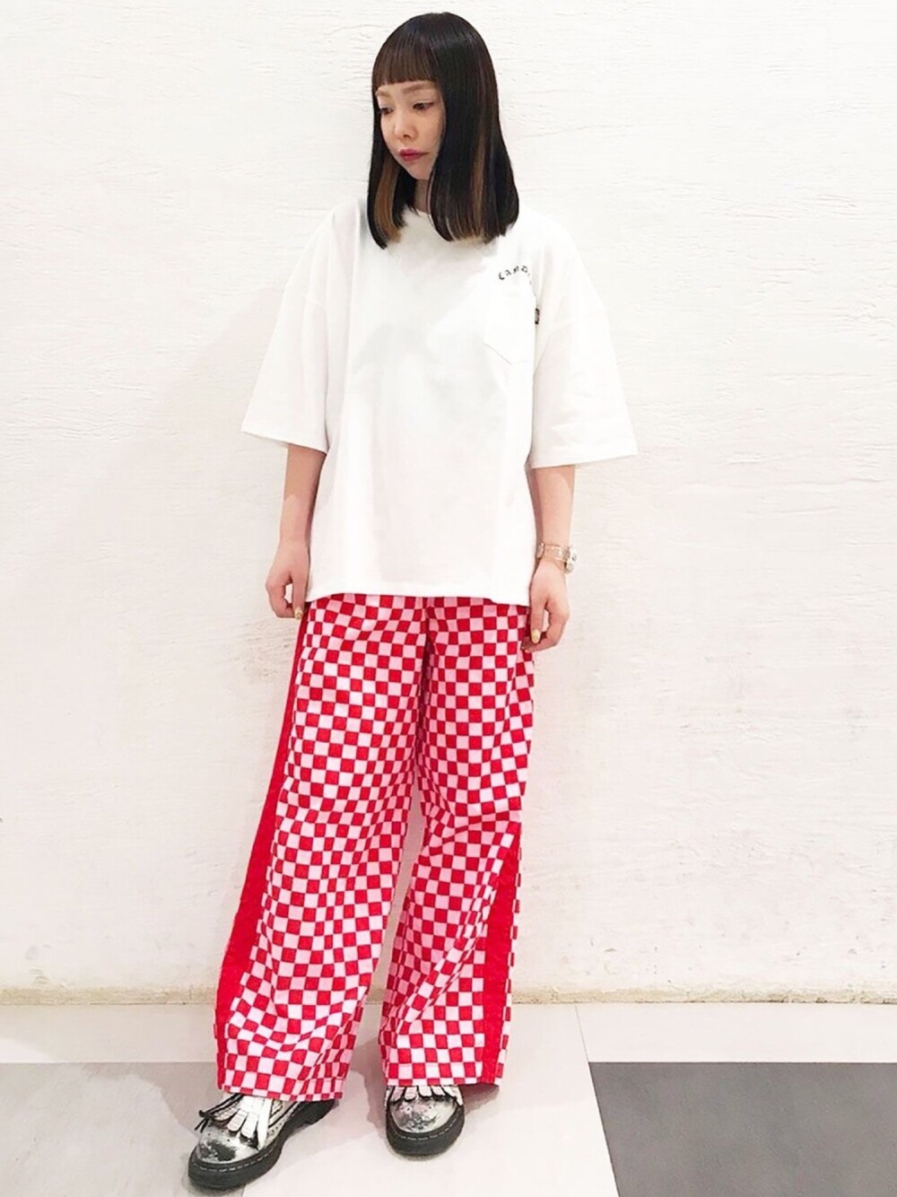 ホワイト系のTシャツ/カットソー、レッド系のその他パンツを着用したレディースの春コーディネートの1枚目の写真