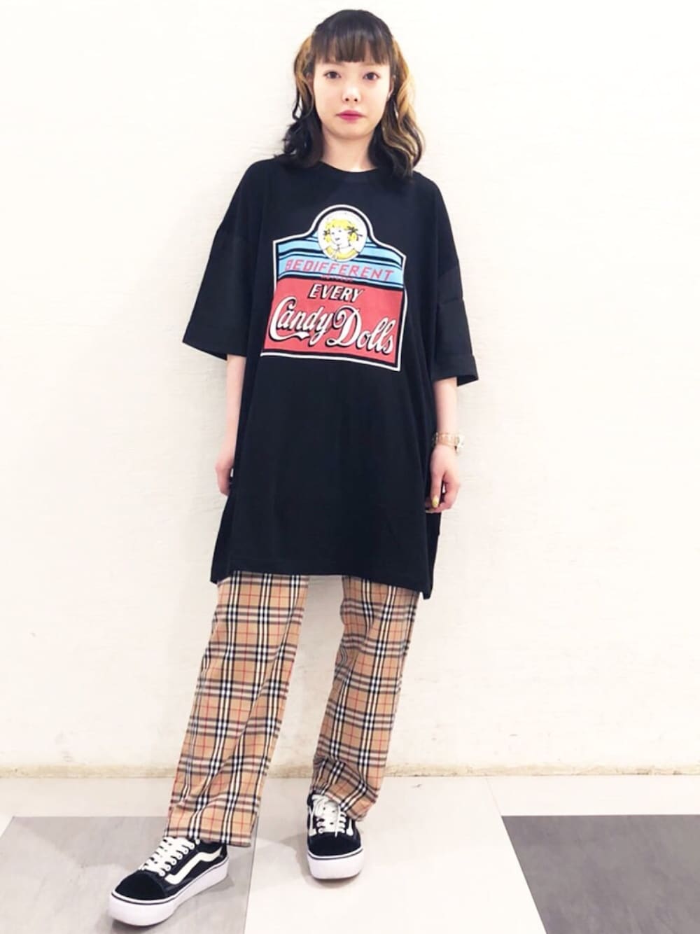 「Candy Stripper、Tシャツ、ワンピース、アメコミ、リメイク、ゆったりシルエット、ブラック、パンツ、チェック、VANS」｜「Candy StripperのCANDY GIRLISHNESS ワンピース（ワンピース、ブラック系）」を使った、CandyStripperさん（レディース・155cm）の春コーディネートの1枚目の写真