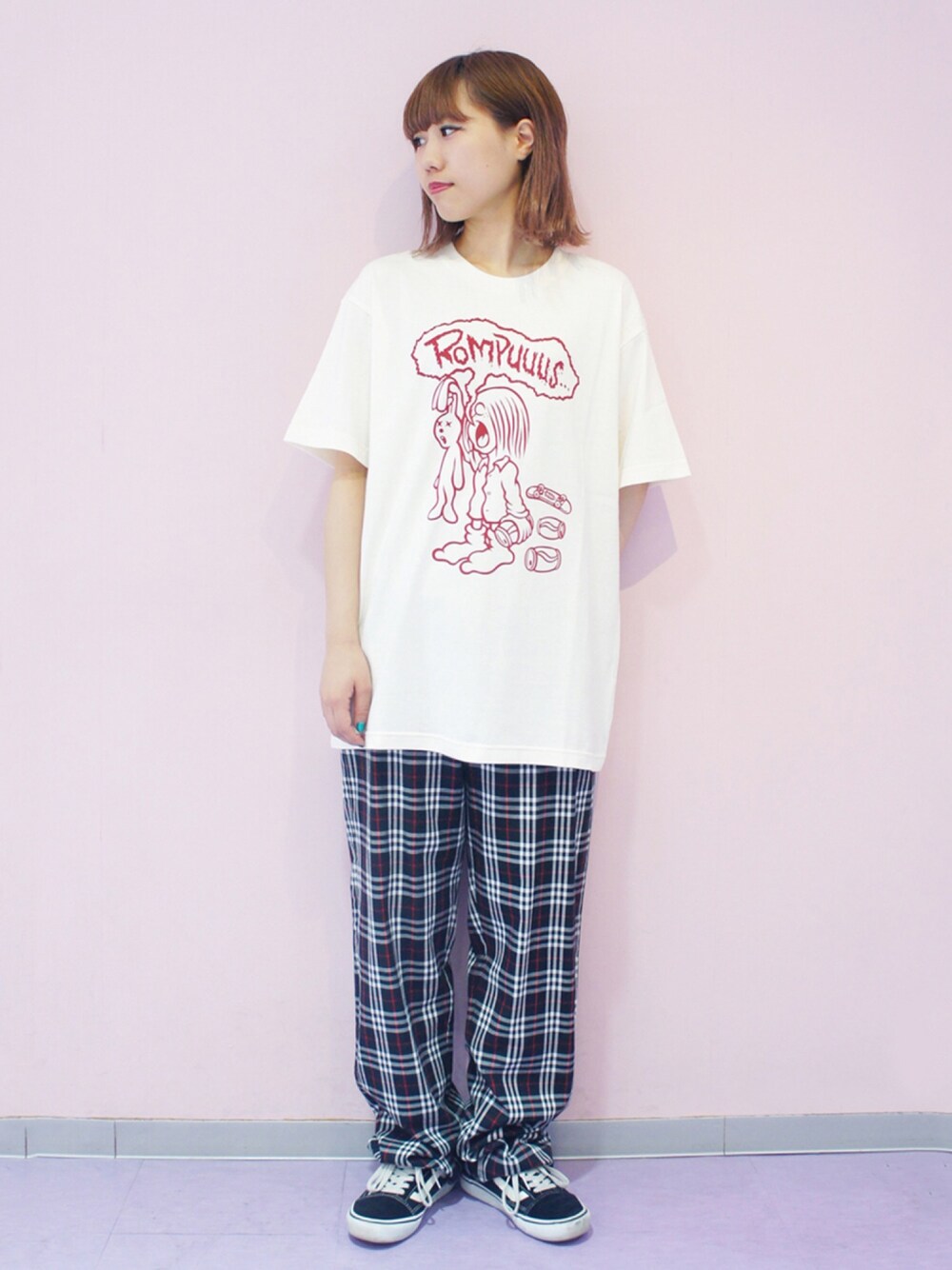 ホワイト系のTシャツ/カットソー、ブラック系のその他パンツ、ブラック系のスニーカーを着用したレディースの夏コーディネートの1枚目の写真