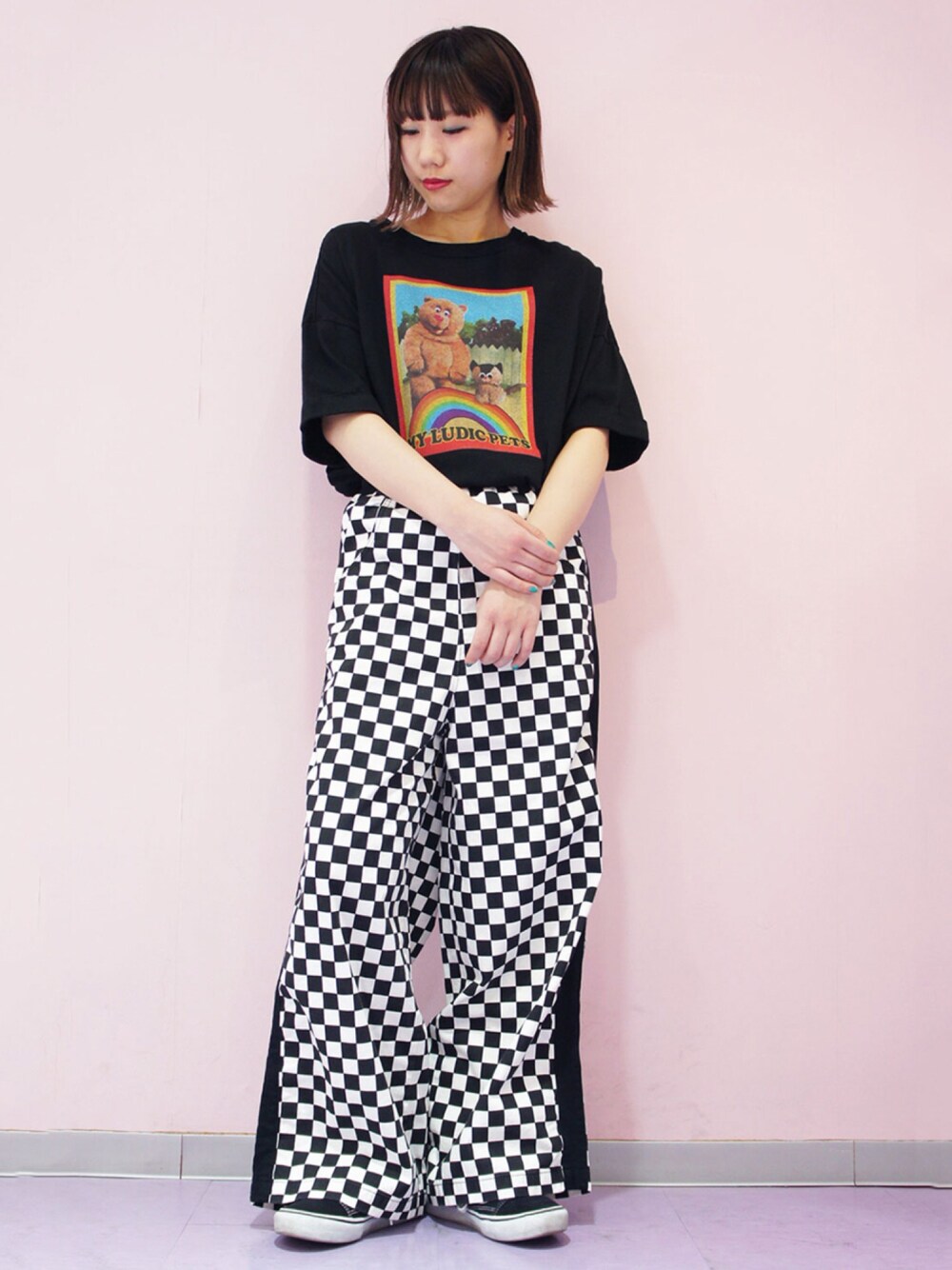 ブラック系のTシャツ/カットソー、ホワイト系のその他パンツを着用したレディースの夏コーディネートの1枚目の写真