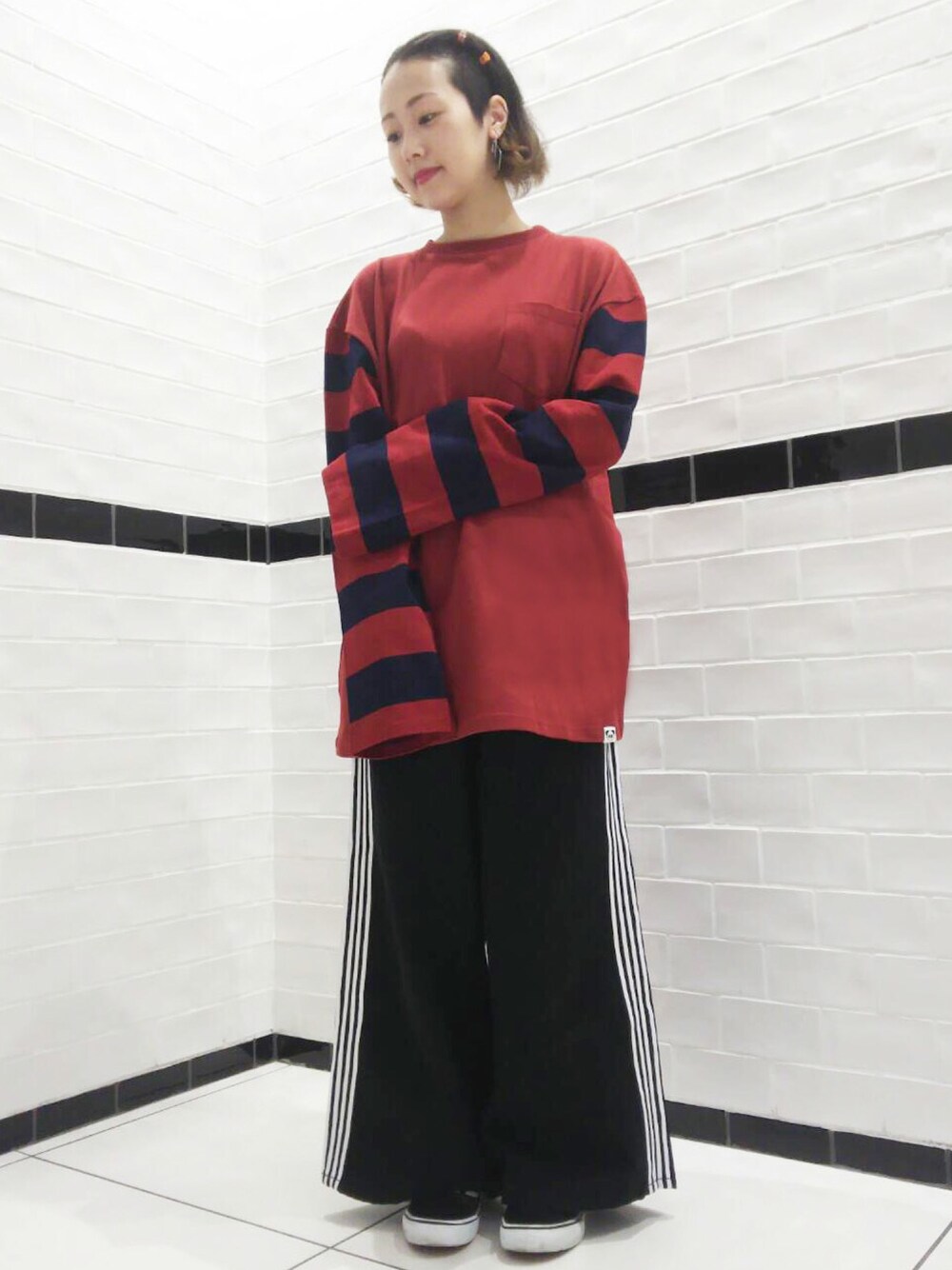 レッド系のTシャツ/カットソー、ブラック系のサロペット/オーバーオールを着用したレディースの夏コーディネートの1枚目の写真