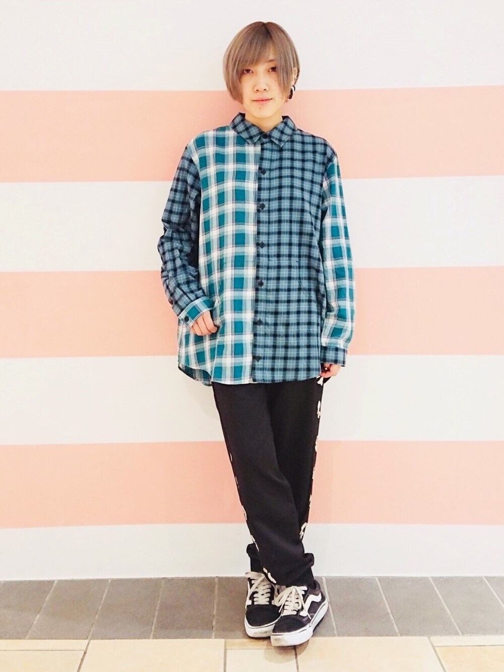 「Candy Stripper、シャツ、カンガルーポケット、チェック、ジャージ、パンツ、パンダ、VANS」｜「Candy StripperのTO BE LAZY PANDA JERSEY パンツ（その他パンツ、ブラック系）」を使った、CandyStripperさん（レディース・154cm）の秋コーディネートの1枚目の写真