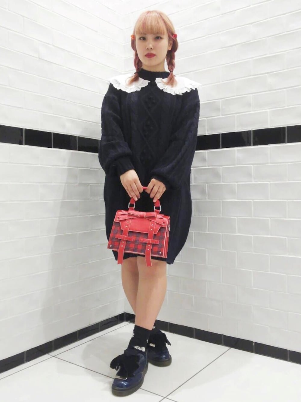 「Candy Stripper、二ットワンピース、アーガイルニット、ニット、フリル、バック、リボン、チェック、レッド、ガーリー」｜「Candy StripperのFRILL COLLAR CABLE KNIT ワンピース（ワンピース、ブルー系）」を使った、CandyStripperさん（レディース・158cm）の秋コーディネートの1枚目の写真