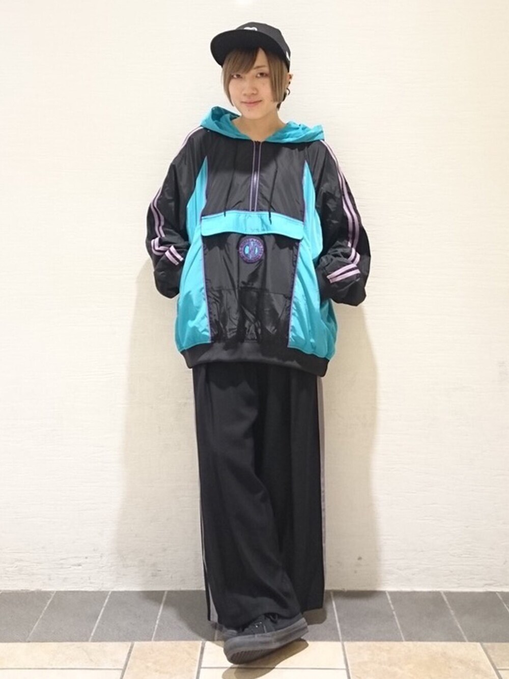 「Candy Stripper、アノラック、ジャケット、バイカラー、スポーティ、キャップ、フェス、キャンプ、アウトドアスタイル」｜「Candy StripperのCND ANORAK（マウンテンパーカー、グリーン系）」を使った、CandyStripperさん（レディース・154cm）の冬コーディネートの1枚目の写真