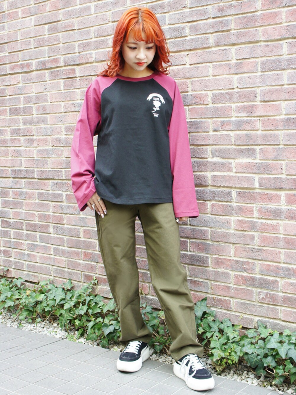 「Candy Stripper、ラグランTシャツ、メンズライク、ロンT、チノパン、スニーカー」｜「Candy StripperのCANDY CLUB RAGLAN トップ（Tシャツ/カットソー、ブラック系）」を使った、CandyStripperさん（レディース・148cm）の冬コーディネートの1枚目の写真