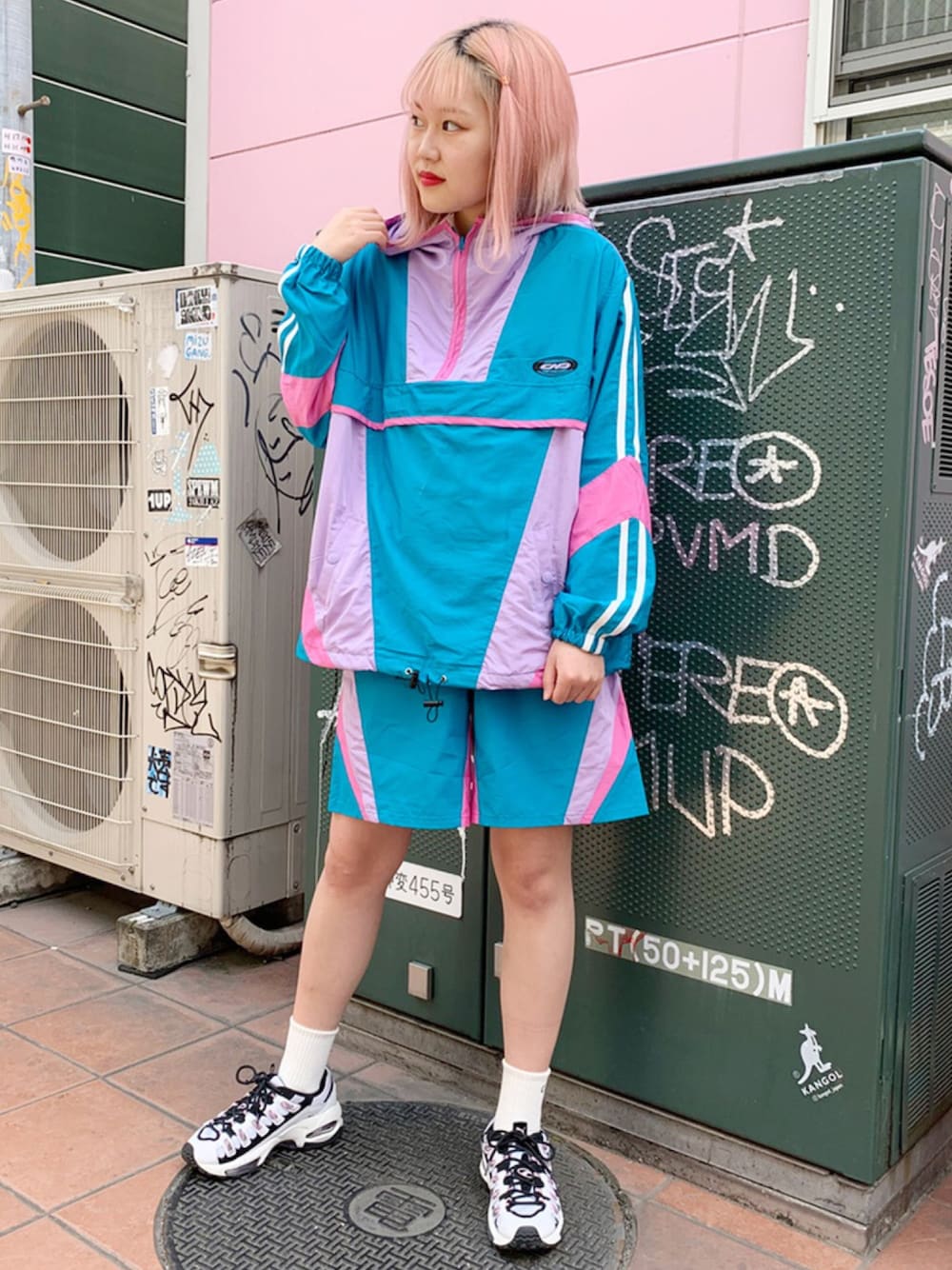 「Candy Stripper、アノラック、ハーフパンツ、セットアップ、バイカラー、スニーカー、スポーティ」｜「Candy StripperのCND アノラック（マウンテンパーカー、ブルー系）」を使った、CandyStripperさん（レディース・164cm）の春コーディネートの1枚目の写真