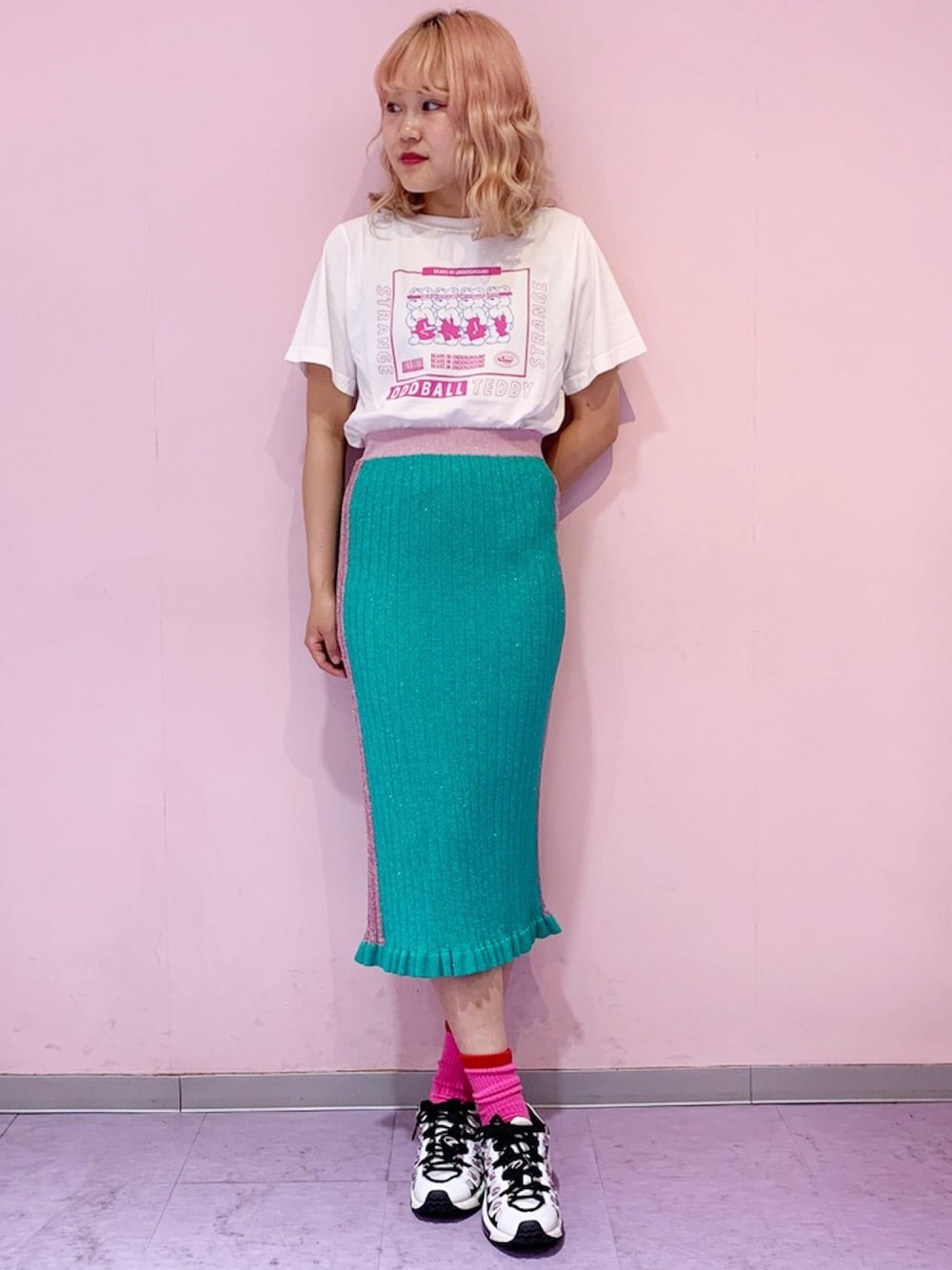 ホワイト系のTシャツ/カットソー、グリーン系のスカートを着用したレディースの春コーディネートの1枚目の写真