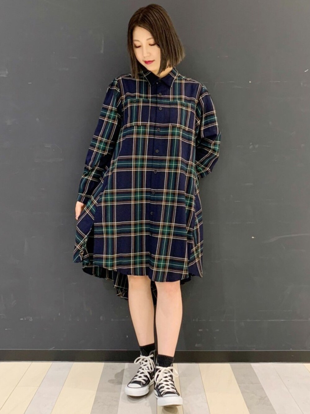「Candy Stripper、ワンピース、シャツワンピ、チェック、カジュアルダウン、スニーカー、コンバース」｜「Candy StripperのUNFOLD CHECK SHIRT ワンピース（ワンピース、グリーン系）」を使った、CandyStripperさん（レディース・161cm）の秋コーディネートの1枚目の写真