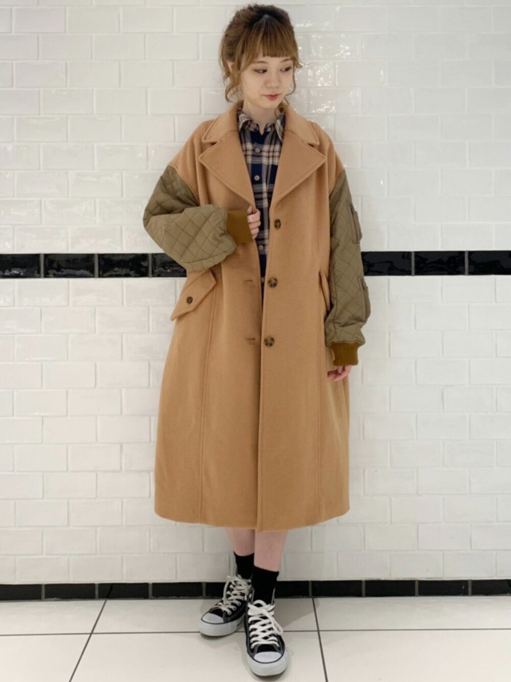 「Candy Stripper、シャツワンピ、ワンピース、メンズライク、ロングコート、コート、チェック、コンバース」｜「Candy StripperのMA-1 SLEEVE コート（ダウンジャケット/コート、グリーン系）」を使った、CandyStripperさん（レディース・167cm）の秋コーディネートの1枚目の写真
