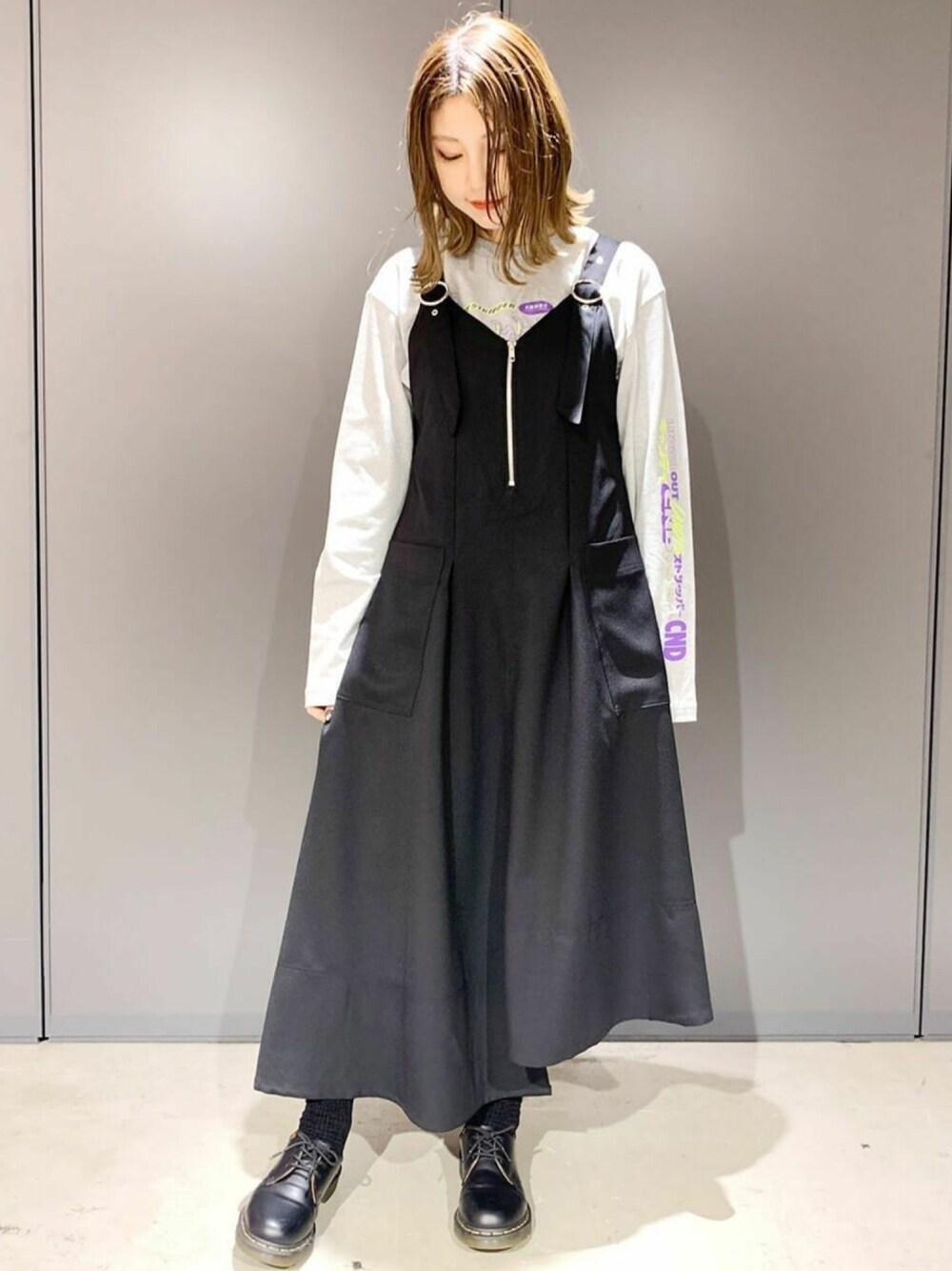 グレー系のTシャツ/カットソー、ブラック系のワンピースを着用したレディースの春コーディネートの1枚目の写真