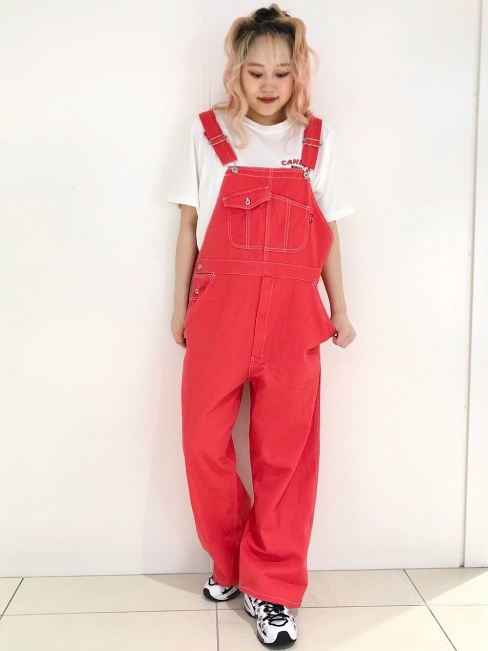 「Candy Stripper、グラフィックＴ、Tシャツ、オーバーオール、ゆるシルエット、red、カジュアルコーデ」｜「Candy StripperのIT IS FINE Tシャツ（Tシャツ/カットソー、ホワイト系）」を使った、CandyStripperさん（レディース・164cm）の夏コーディネートの1枚目の写真