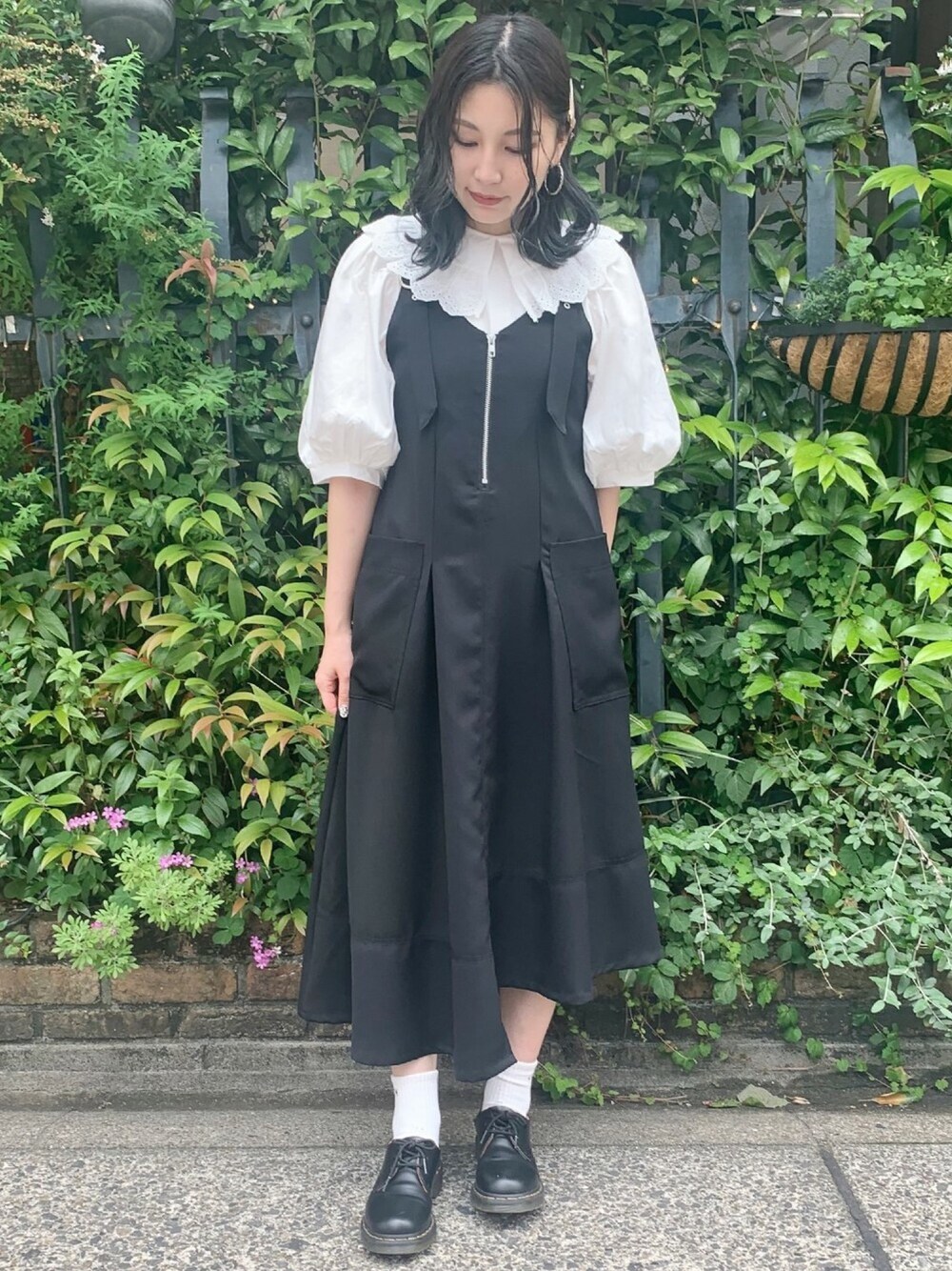 ホワイト系のシャツ/ブラウス、ブラック系のワンピースを着用したレディースの夏コーディネートの1枚目の写真