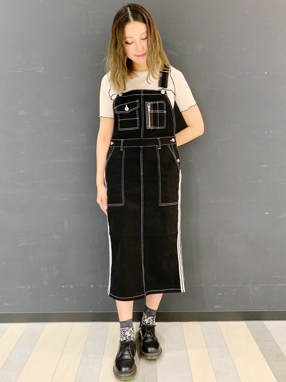 「Candy Stripper、シアートップス、メロートップス、ジャンパースカート、スポーティ、重ね着、大人カジュアル」｜「Candy StripperのSEE THROUGH WAVY RIB H/S トップス（Tシャツ/カットソー、ホワイト系）」を使った、CandyStripperさん（レディース・161cm）の夏コーディネートの1枚目の写真
