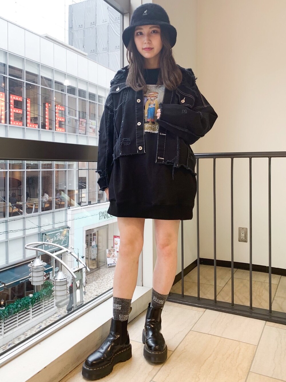 「Candy Stripper、私の推しブランド、デニムジャケット、ブラック、スウェットワンピース、ブーツ、Dr.Martens、バケットハット、KANGOL」｜「Candy StripperのRAGGED ジャケット（デニムジャケット、ブラック系）」を使った、CandyStripperさん（レディース・161cm）の冬コーディネートの1枚目の写真