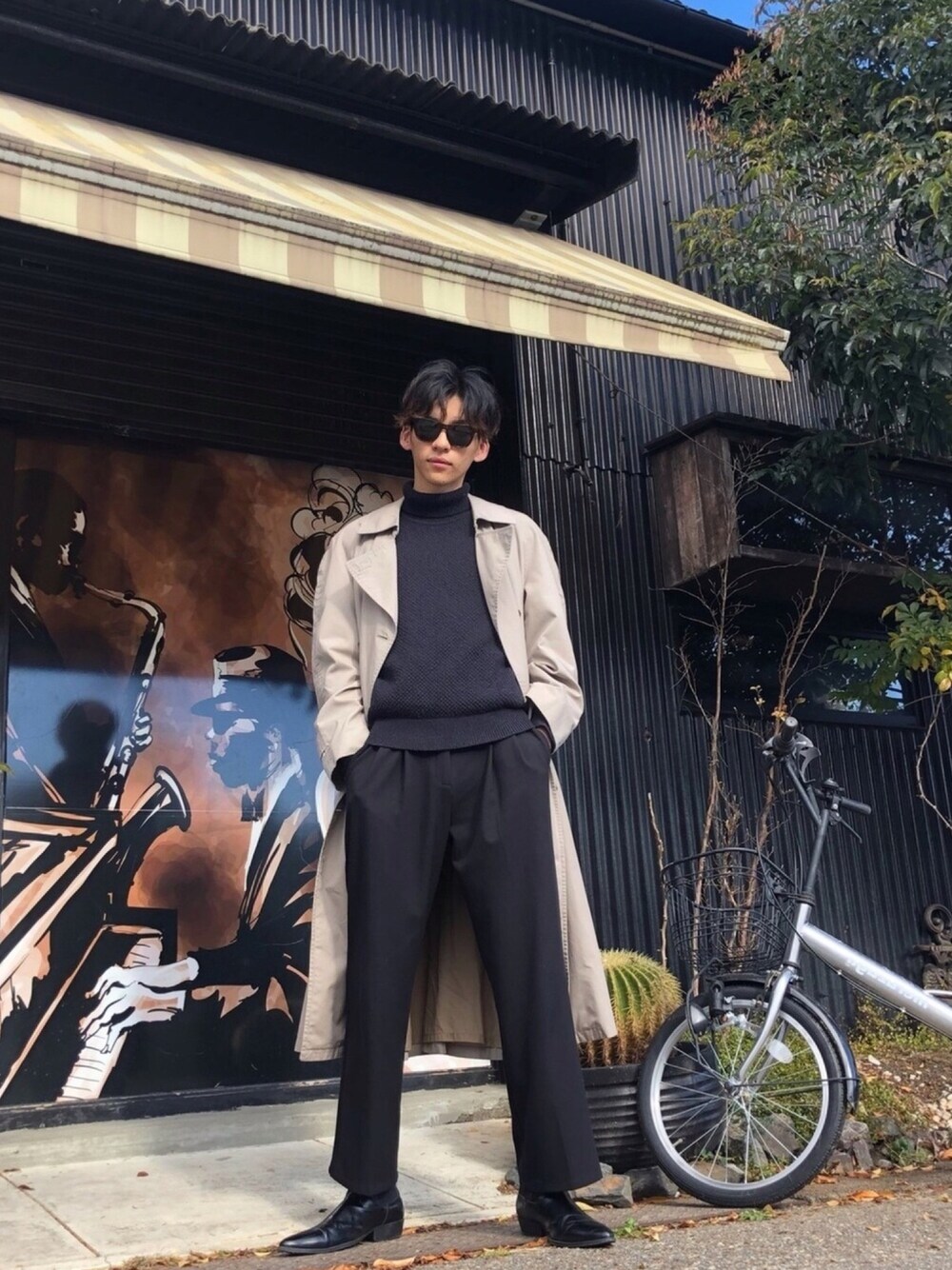 「韓国ファッション、革靴、スラックス、カフェ、キレイめ」｜「UNIQLOのアイテム（ニット/セーター、ブラック系）」を使った、shunsukeさん（メンズ・187cm）の冬コーディネートの1枚目の写真