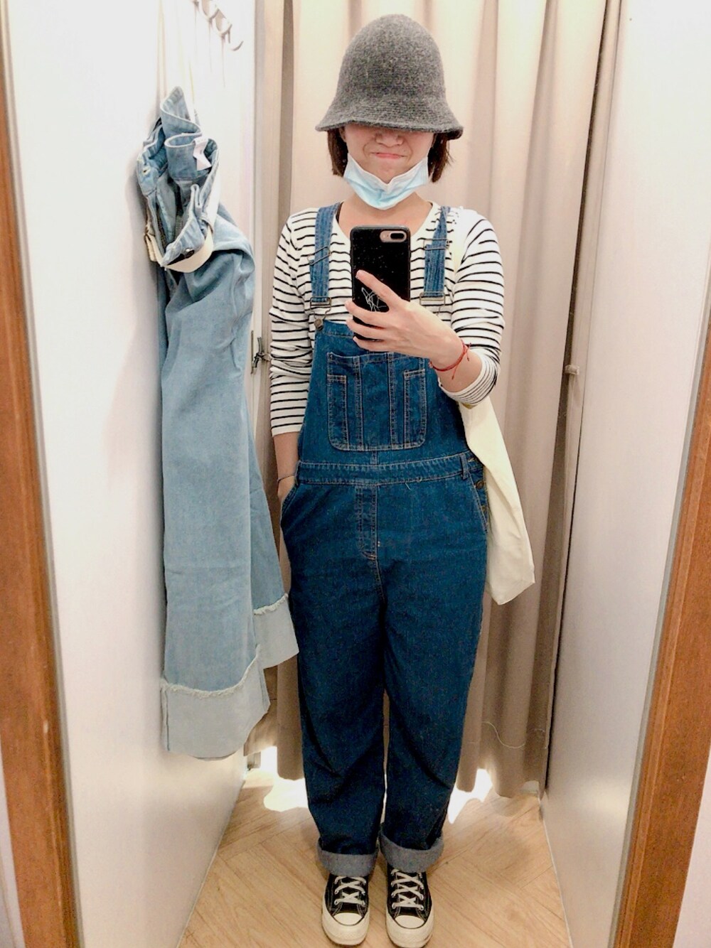 「QUEEN SHOPのアイテム（サロペット/オーバーオール、ブルー系）」を使った、Jean Linさん（レディース・165cm）の冬コーディネートの1枚目の写真