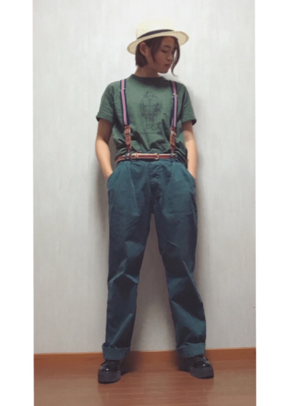 グリーン系のその他パンツ、グリーン系のTシャツ/カットソーを着用したレディースの夏コーディネートの1枚目の写真