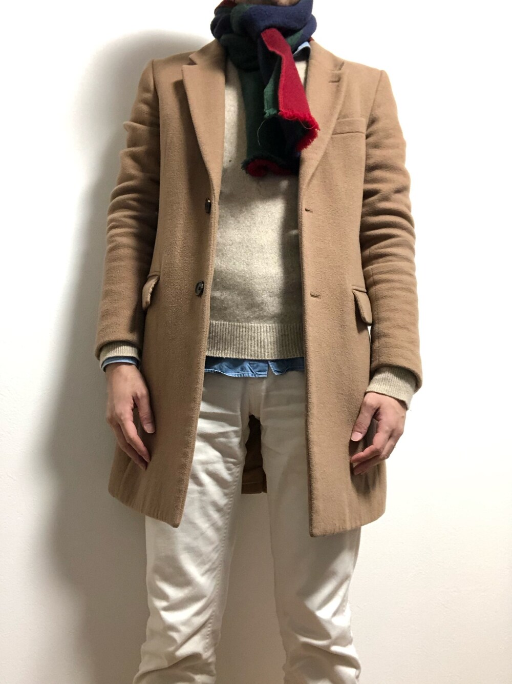 「大人コーデ、オトナカジュアル、きれいめカジュアル、チェスターコート、ホワイトパンツ、ニット、マフラーぐるぐる」｜「EDIFICEのアイテム（マフラー、グリーン系）」を使った、Tak.Kさん（メンズ・168cm）の冬コーディネートの1枚目の写真