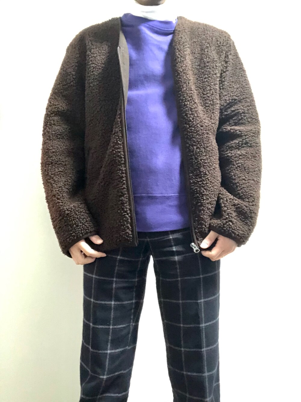 「チェックパンツ、ボアジャケット、スウェット、タートルネック」｜「UNIQLOのMEN ソフトタッチタートルネックT（長袖）（Tシャツ/カットソー、ホワイト系）」を使った、Tak.Kさん（メンズ・168cm）の冬コーディネートの1枚目の写真