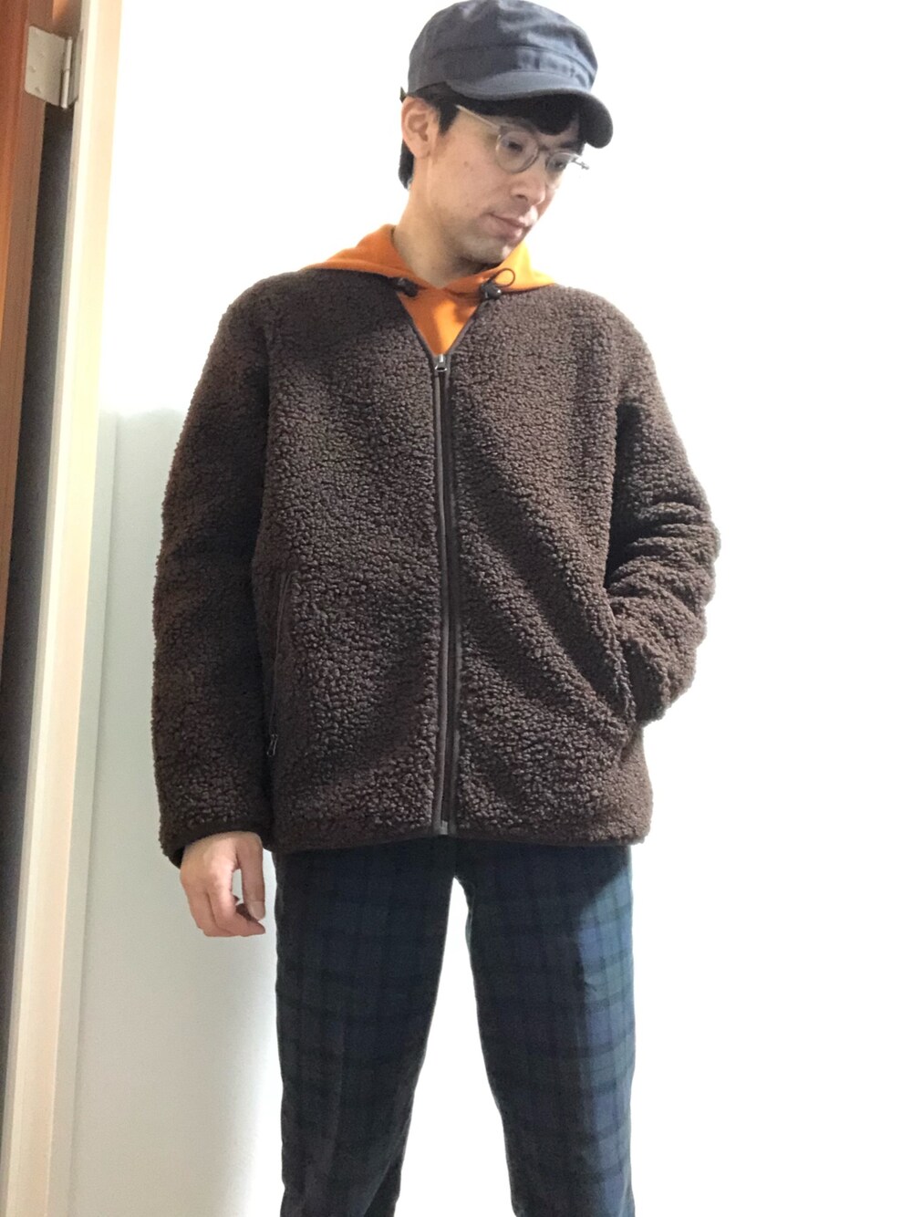 「ボアジャケット、ボアフリース、チェックパンツ、パーカー、パーカースタイル、ワークキャップ」｜「NANO universeのアイテム（キャップ、ブルー系）」を使った、Tak.Kさん（メンズ・168cm）の冬コーディネートの1枚目の写真