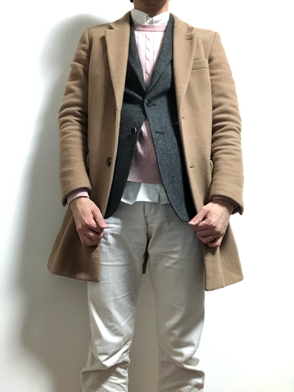 「ビジカジ、ジャケットスタイル、ホワイトデニム、チェスターコート」｜「green label relaxingのNM C/C ストレッチ ピンオックス ボタンダウン シャツ ＜機能性生地＞（シャツ/ブラウス、ホワイト系）」を使った、Tak.Kさん（メンズ・168cm）の冬コーディネートの1枚目の写真