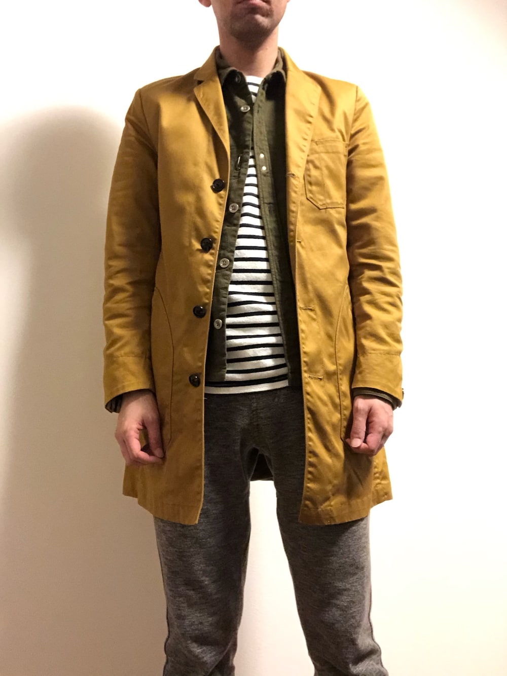 「カーキ×イエロー、ボーダートップス、ショップコート、スウェットパンツ、ボタニカル柄、カジュアルコーデ、春コーデ」｜「SHIPS JET BLUEの★★JB: トロピカルパターン/BDUシャツ■（シャツ/ブラウス、グリーン系）」を使った、Tak.Kさん（メンズ・168cm）の春コーディネートの1枚目の写真