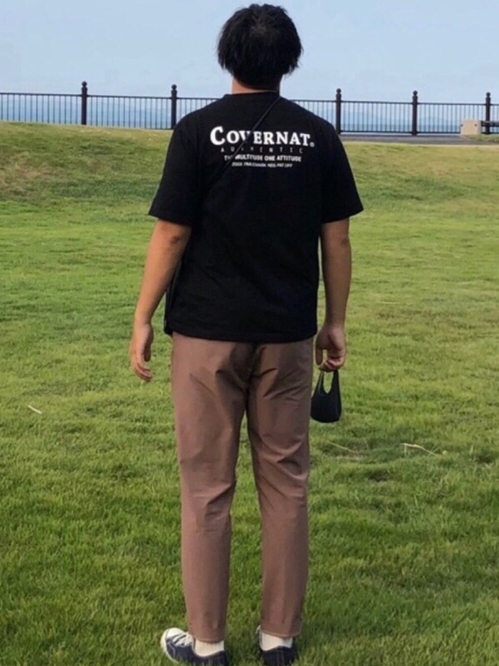 「COVERNAT、ct70、GU」｜「COVERNATの『COVERNAT』S/S LAYOUT LOGO TEE / カバーナット レイアウト ロゴ ベーシック Tシャツ（Tシャツ/カットソー、ブラック系）」を使った、ymyさん（メンズ・174cm）の秋コーディネートの1枚目の写真