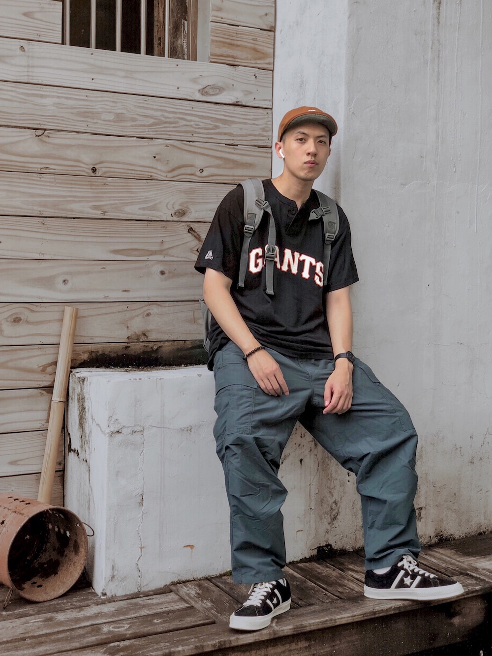 「街頭穿搭、ootd、converse、古着MIX、シャツスタイル、ワイドパンツ、コーデュロイ、コーデュロイパンツ、カジュアル、oversize」｜「F/CE. のアイテム（バックパック/リュック、グレー系）」を使った、LWJさん（メンズ・177cm）の秋コーディネートの1枚目の写真