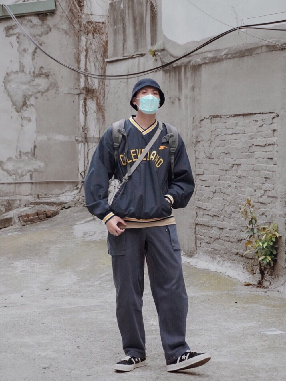 「ootd、休閒、復古、oversize、基礎款、古着MIX」｜「CONVERSEのアイテム（スニーカー、ブラック系）」を使った、LWJさん（メンズ・177cm）の春コーディネートの1枚目の写真