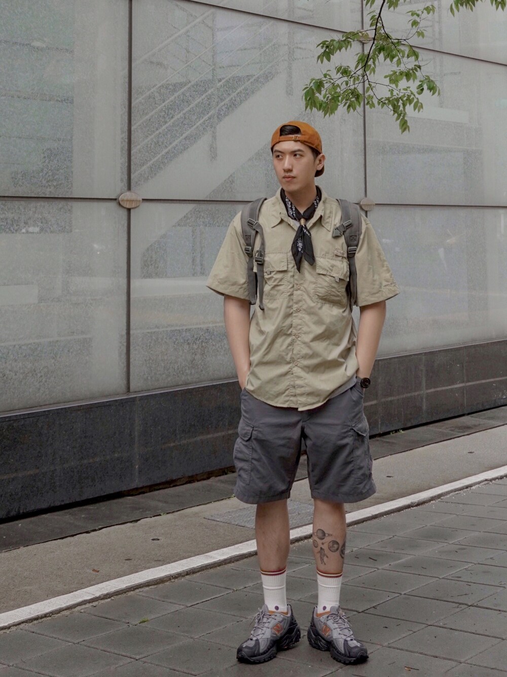 「街頭穿搭、ootd、夏、休閒、基礎款、daily look、New Balance、Tシャツ」｜「NEW BALANCEのアイテム（スニーカー、グレー系）」を使った、LWJさん（メンズ・177cm）の春コーディネートの1枚目の写真