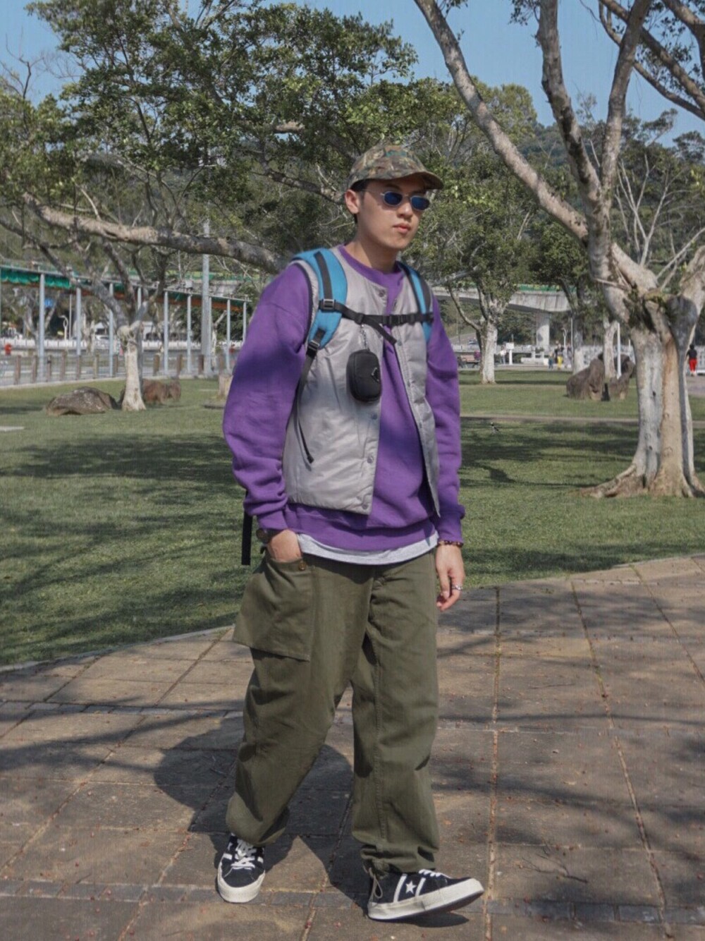 「街頭穿搭、ootd、軍パン、休閒、converse、oversize、国潮、古着MIX、daily look」｜「CONVERSEのアイテム（スニーカー、ブラック系）」を使った、LWJさん（メンズ・177cm）の春コーディネートの1枚目の写真