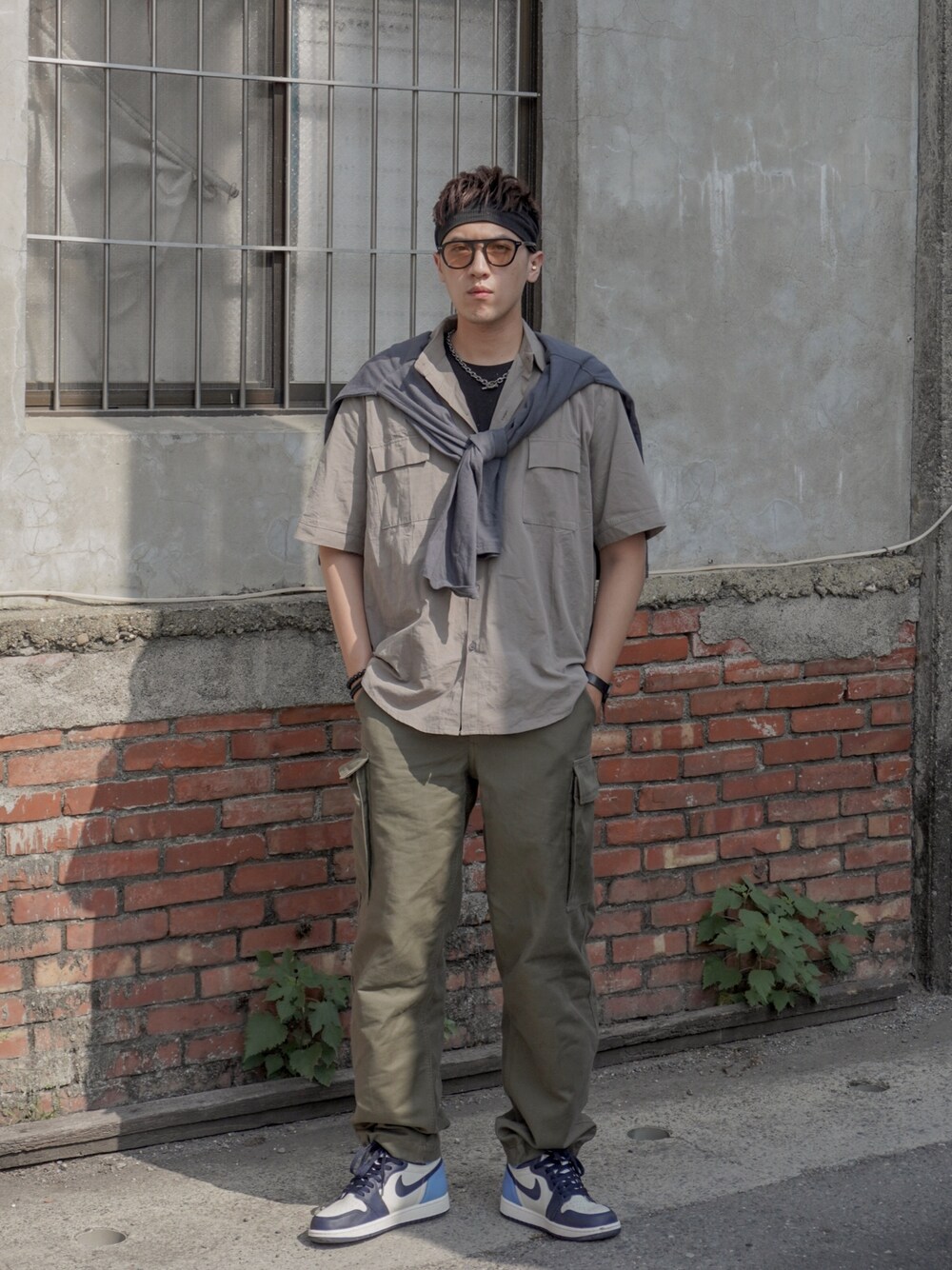 「ootd、街頭穿搭、球鞋、oversize、日系極簡、基礎款、国潮、休閒、daily look、street」｜「UNIQLOのアイテム（トップス、グレー系）」を使った、LWJさん（メンズ・177cm）の秋コーディネートの1枚目の写真