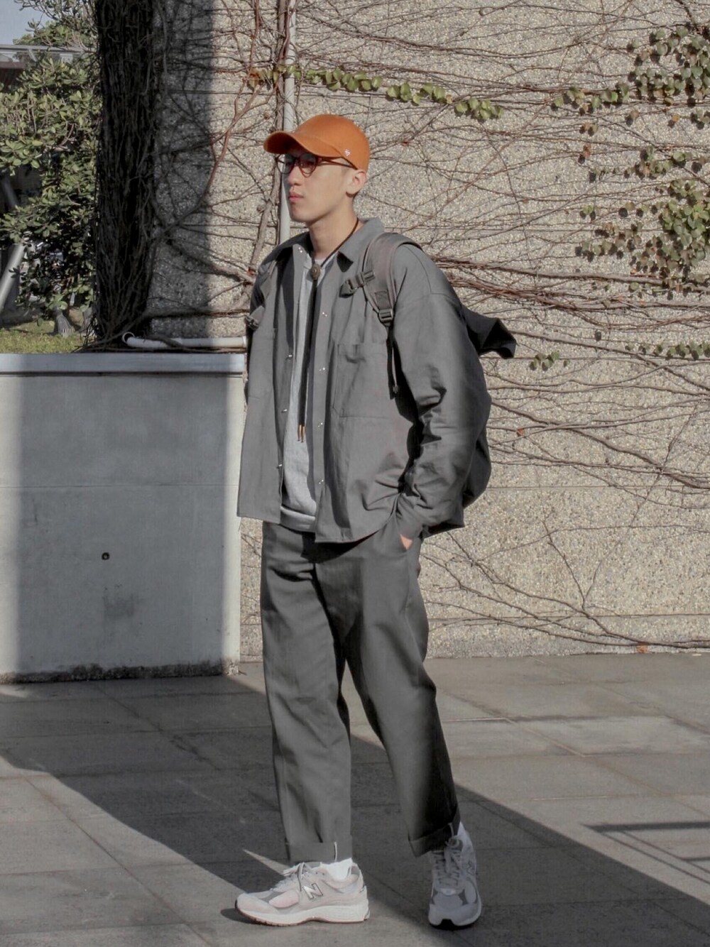 「ootd、街頭穿搭、daily look、streetstyle、日系極簡、古着MIX、春コーデ」｜「NEW BALANCEのアイテム（スニーカー、グレー系）」を使った、LWJさん（メンズ・177cm）の冬コーディネートの1枚目の写真