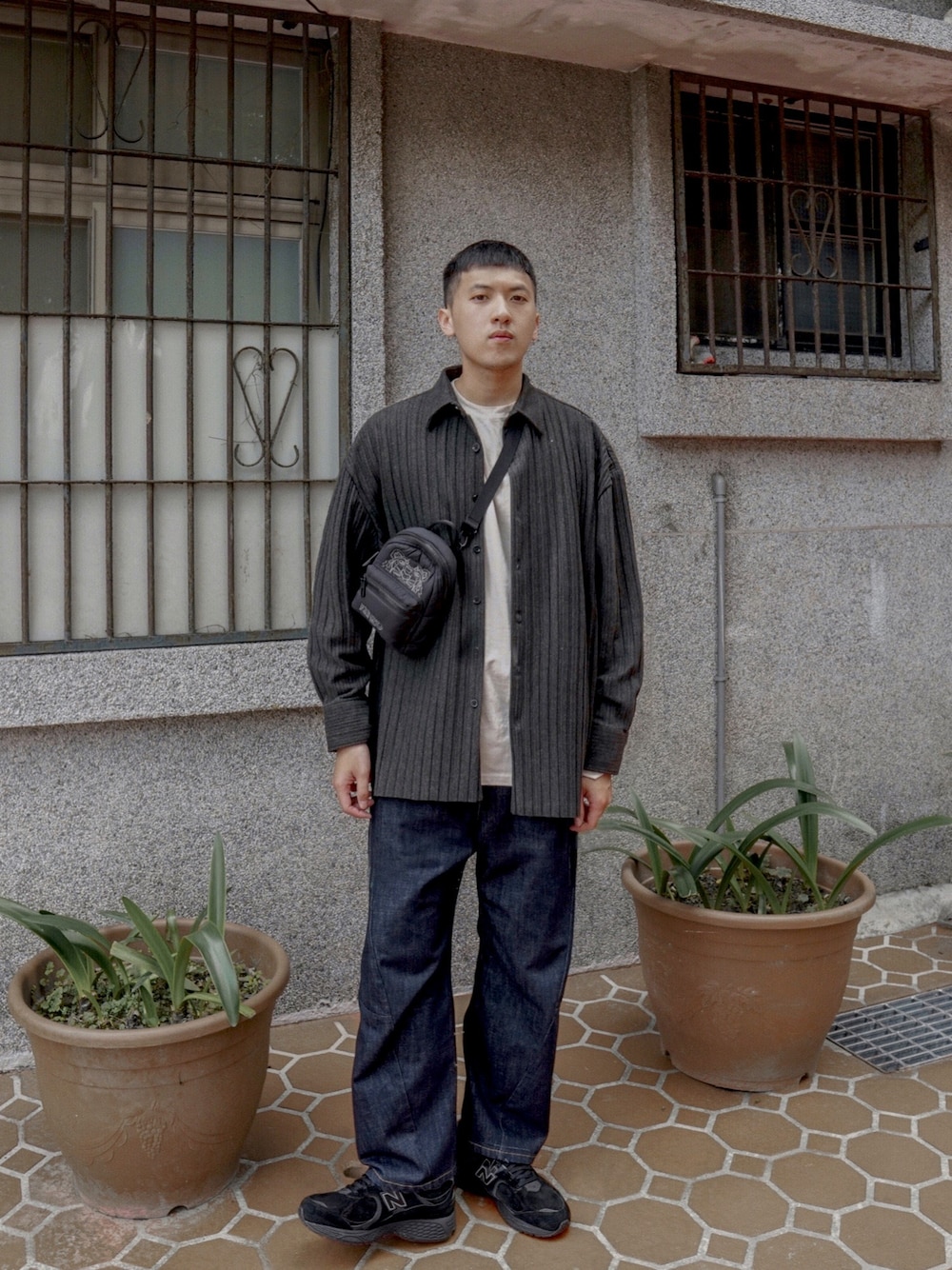 「ootd、日系極簡、street、基礎款、コンバース、コート、デニム、シンプル、ジーンズ」｜「KENZOのアイテム（バッグ、ブラック系）」を使った、LWJさん（メンズ・177cm）の春コーディネートの1枚目の写真