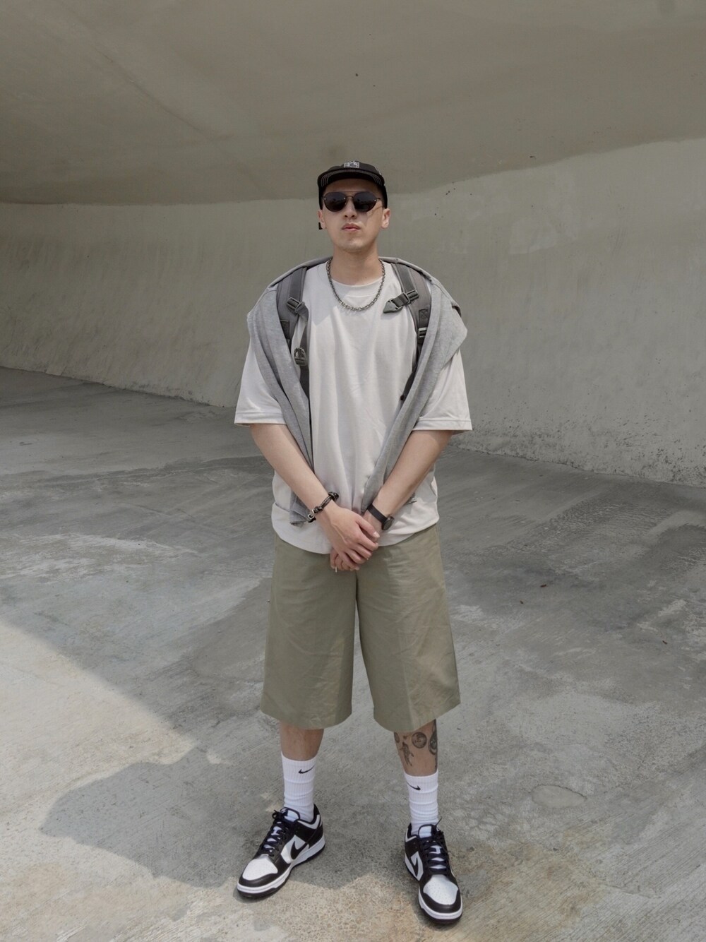 「ootd、球鞋、nike、休閒、oversize、基礎款、コーデュロイパンツ、コーデュロイ、春コーデ、夏コーデ」｜「UNIQLOのアイテム（Tシャツ/カットソー、ベージュ系）」を使った、LWJさん（メンズ・177cm）の春コーディネートの1枚目の写真
