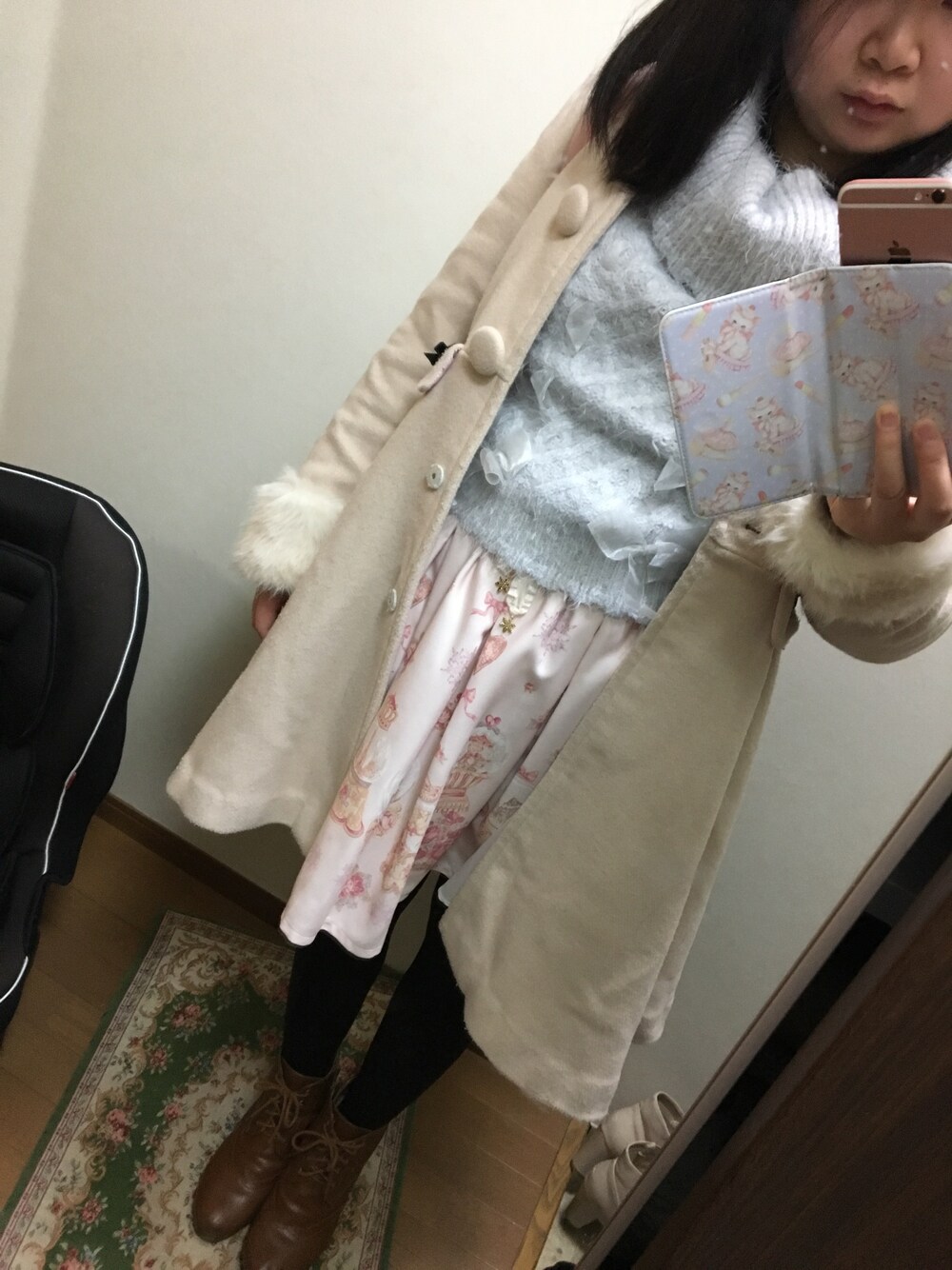 ピンク系のスカート、ブルー系のニット/セーター、ピンク系のその他アウターを着用したレディースの冬コーディネートの1枚目の写真