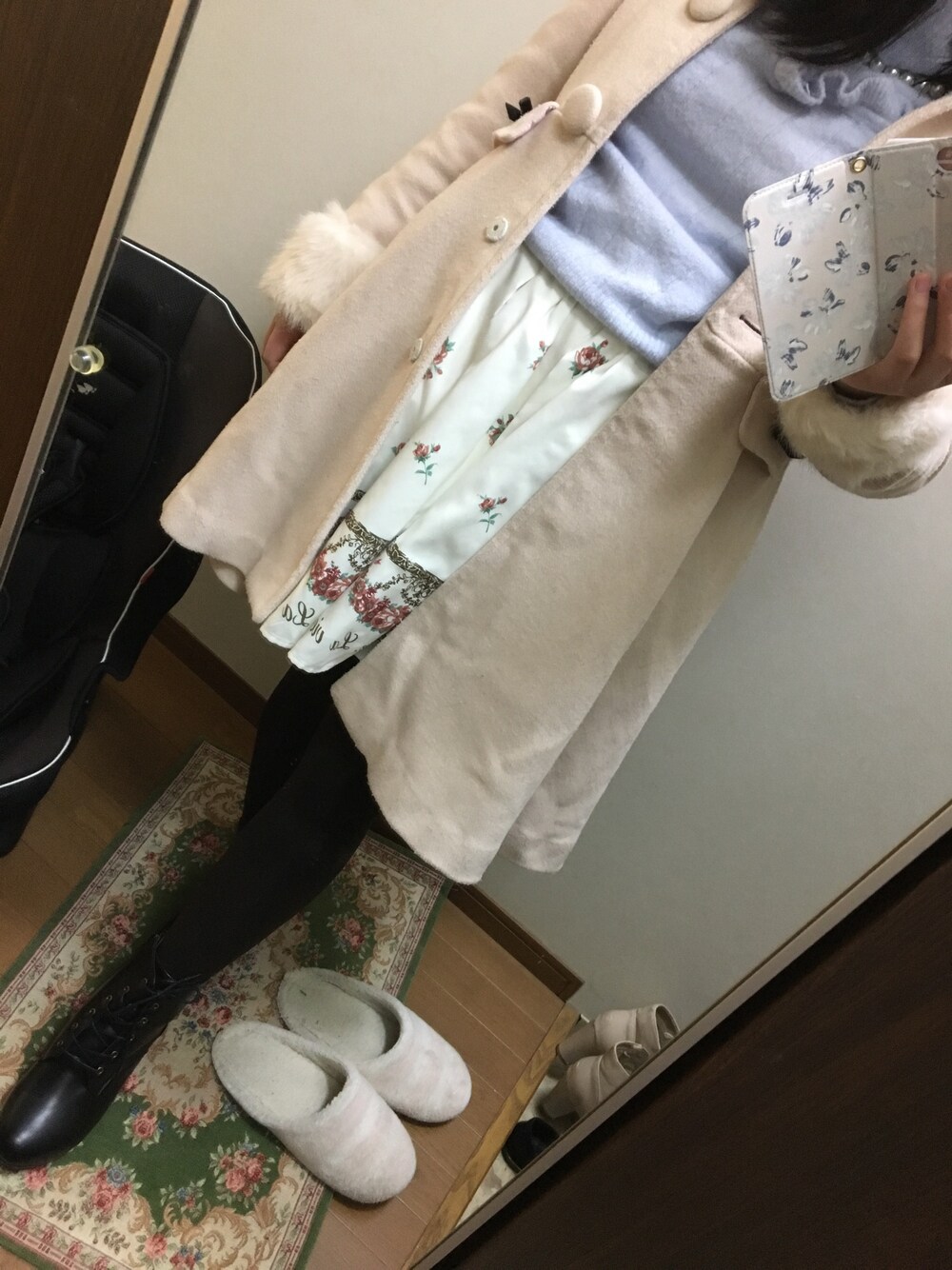 ピンク系のその他アウター、ホワイト系のスカート、ブルー系のニット/セーターを着用したレディースの冬コーディネートの1枚目の写真