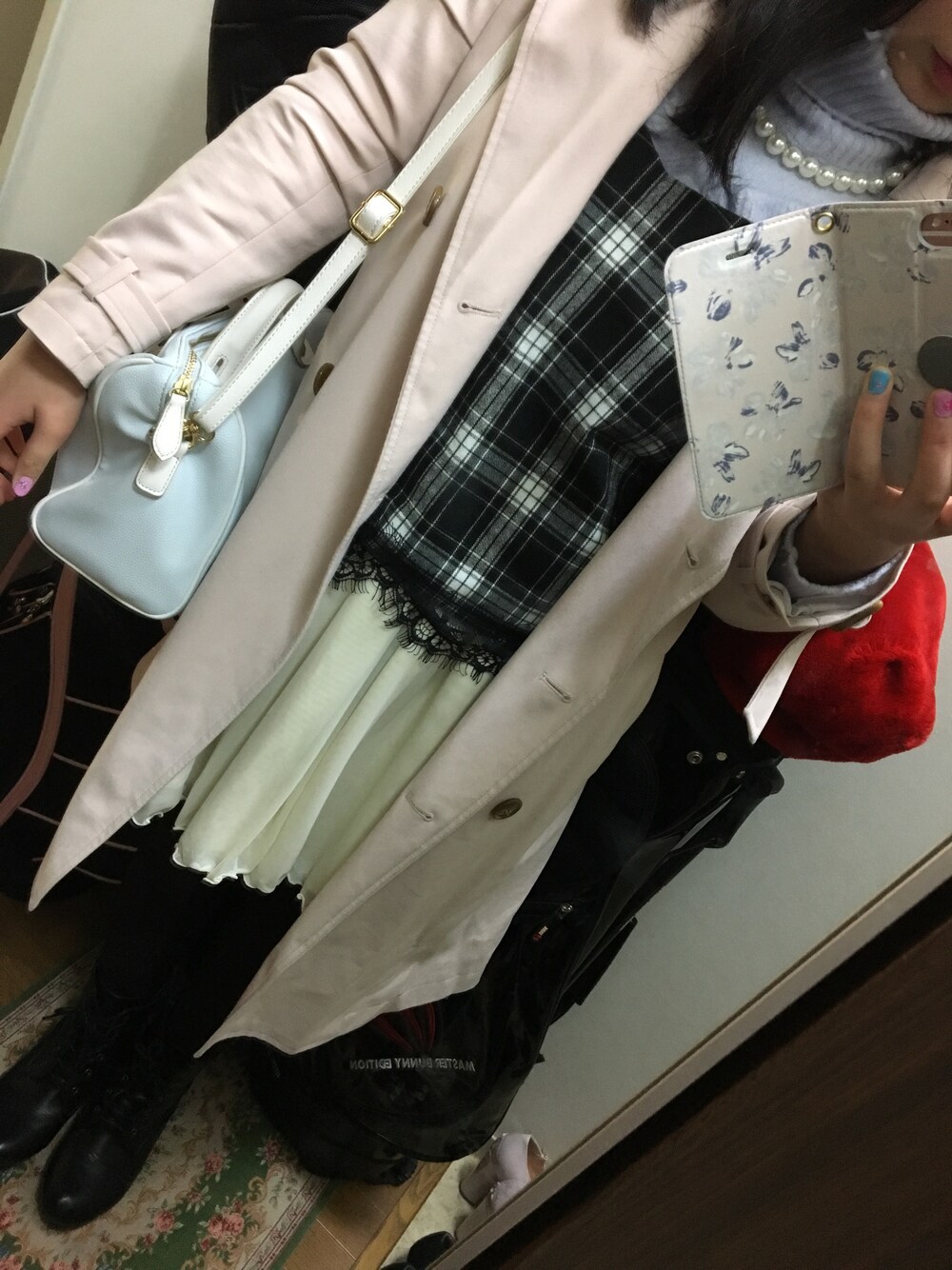 「春先取りコーデ、トレンチコート、MAJESTIC LEGON、OLIVE des OLIVE、Ank Rouge、大人ガーリー」｜「OLIVE des OLIVEのチェックキャミ+インナーセット（Tシャツ/カットソー、ホワイト系）」を使った、funamonさん（レディース・152cm）の冬コーディネートの1枚目の写真