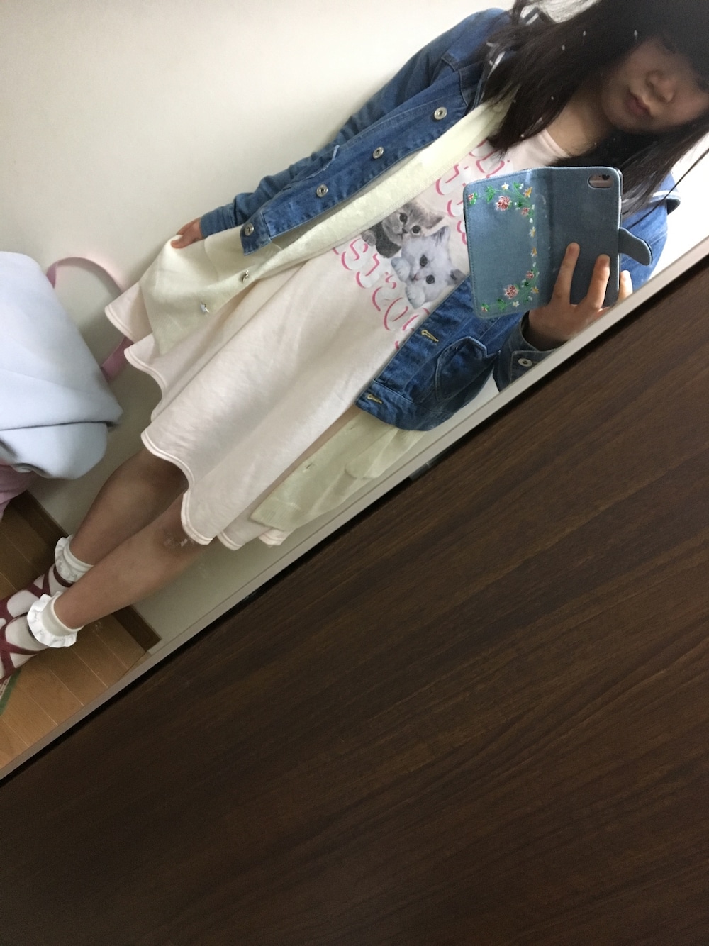 ホワイト系のカーディガン/ボレロ、ピンク系のワンピース、ブルー系のデニムジャケットを着用したレディースの春コーディネートの1枚目の写真