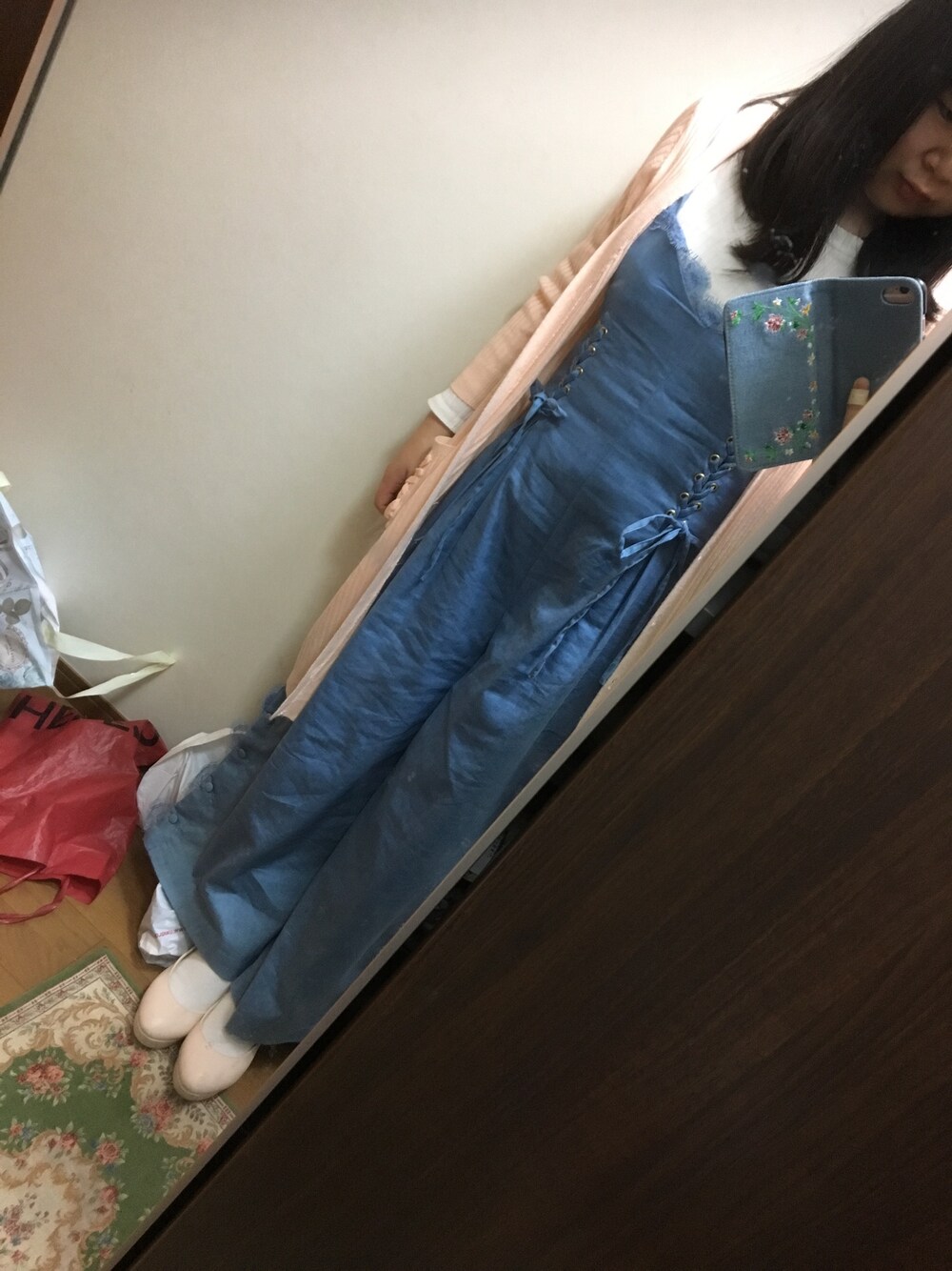 ブルー系のつなぎ/オールインワン、ピンク系のパンプス、ホワイト系のTシャツ/カットソーを着用したレディースの春コーディネートの1枚目の写真