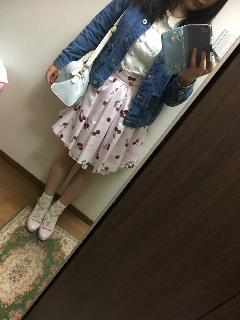 ピンク系のスカート、ホワイト系のシャツ/ブラウス、ブルー系のデニムジャケットを着用したレディースの春コーディネートの1枚目の写真