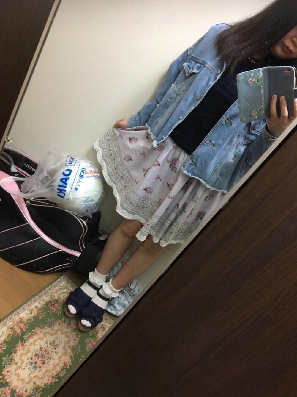 パープル系のスカート、ブルー系のTシャツ/カットソー、ブルー系のデニムジャケットを着用したレディースの春コーディネートの1枚目の写真