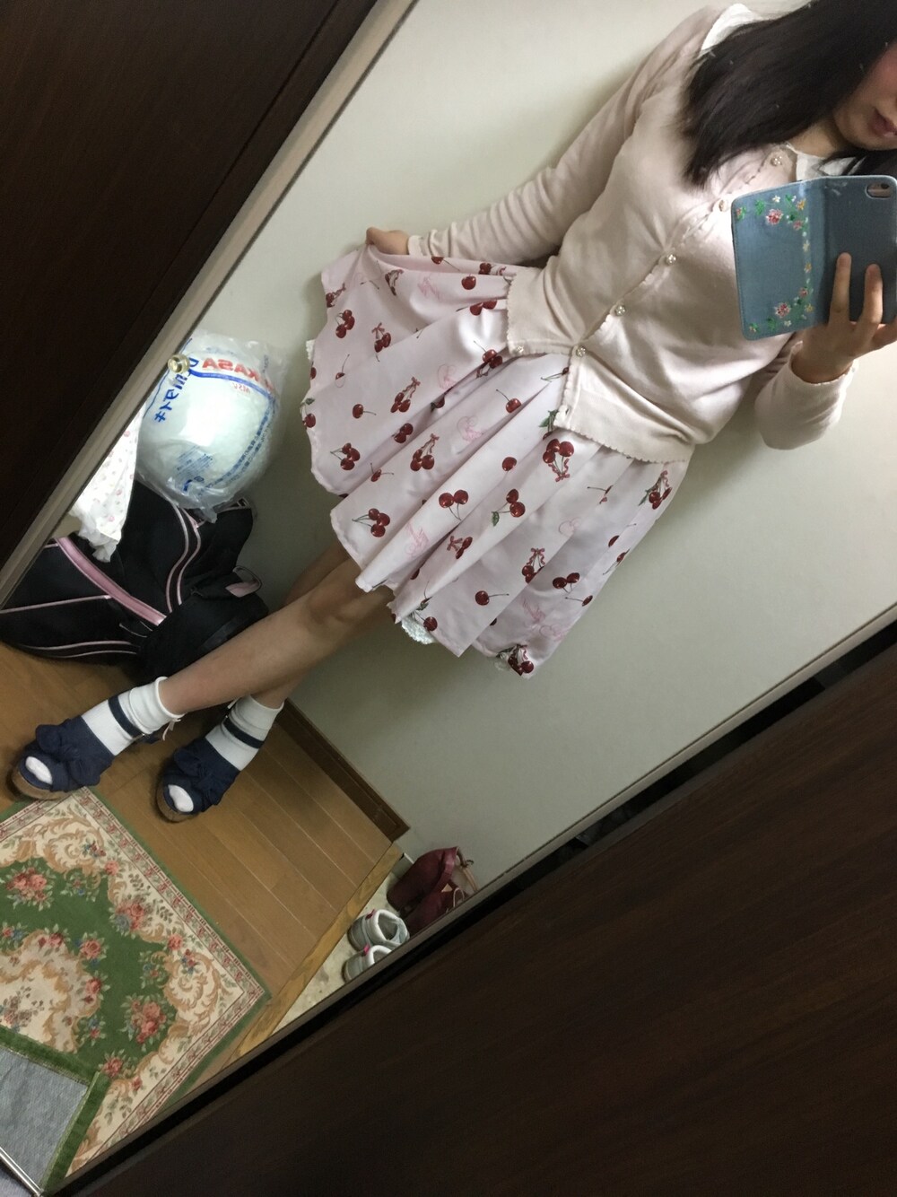 ピンク系のスカート、ピンク系のカーディガン/ボレロ、ホワイト系のシャツ/ブラウスを着用したレディースの春コーディネートの1枚目の写真