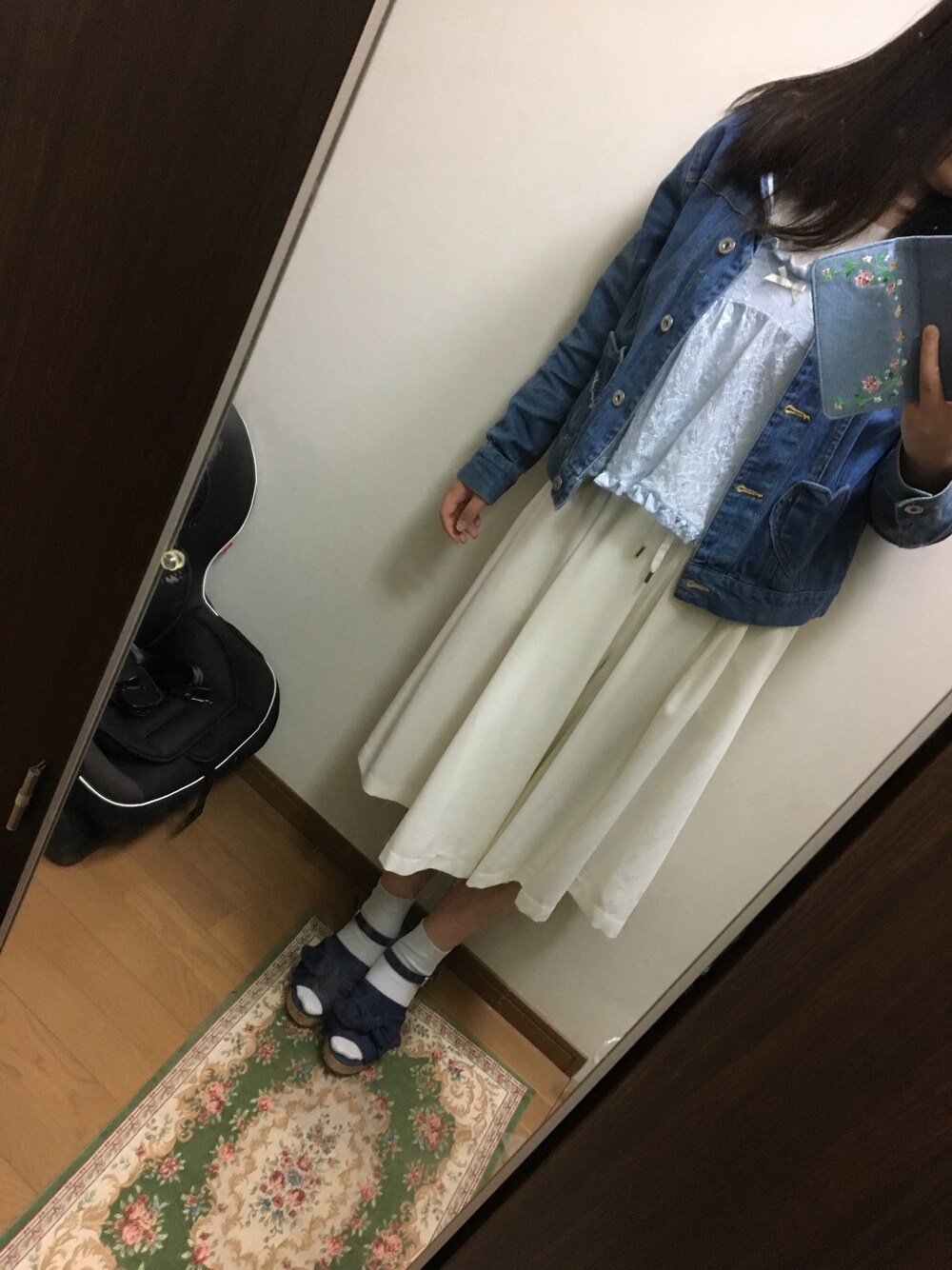 ホワイト系のパンツ、ブルー系のトップス、ブルー系のデニムジャケットを着用したレディースの春コーディネートの1枚目の写真