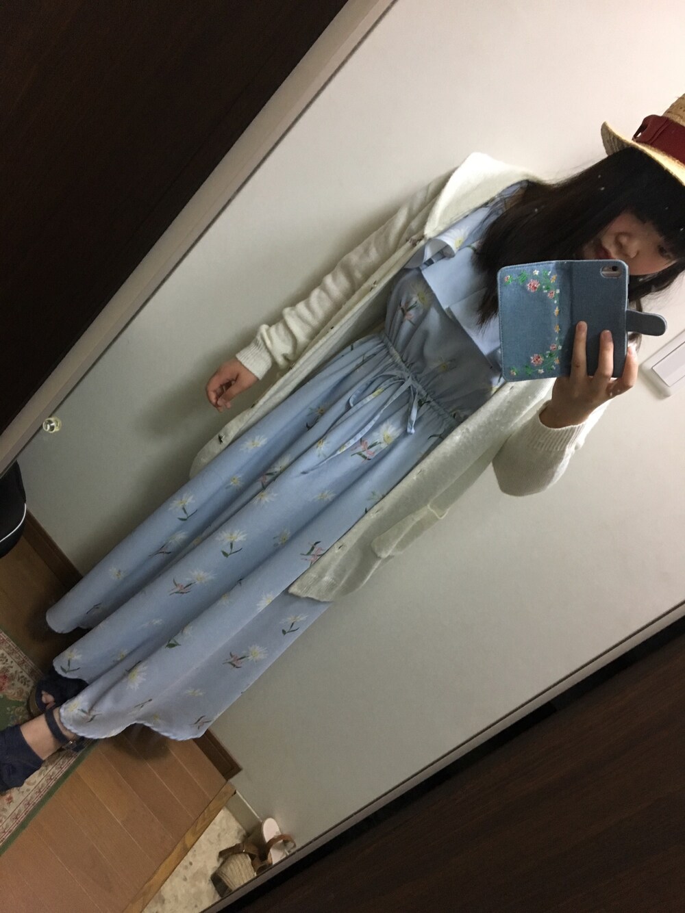 ブルー系のワンピース、ホワイト系のカーディガン/ボレロ、ブルー系のサンダルを着用したレディースの夏コーディネートの1枚目の写真