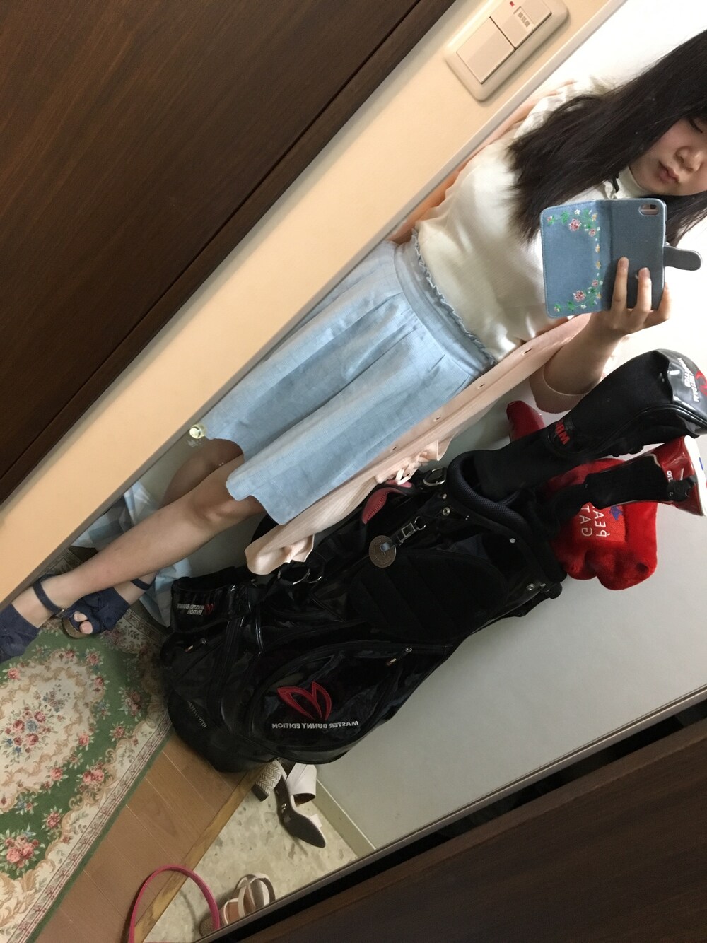 ブルー系のスカート、ホワイト系のTシャツ/カットソー、ピンク系のニット/セーターを着用したレディースの夏コーディネートの1枚目の写真