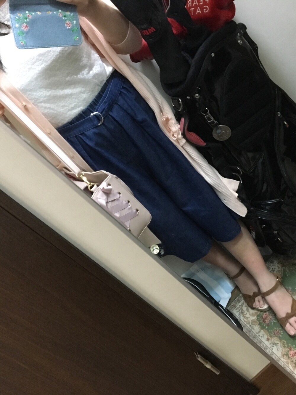 ブルー系のその他パンツ、ホワイト系のTシャツ/カットソー、ピンク系のショルダーバッグを着用したレディースの夏コーディネートの1枚目の写真