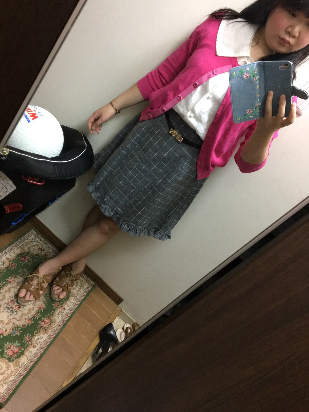 グレー系のデニムスカート、ホワイト系のシャツ/ブラウス、ピンク系のカーディガン/ボレロを着用したレディースの夏コーディネートの1枚目の写真